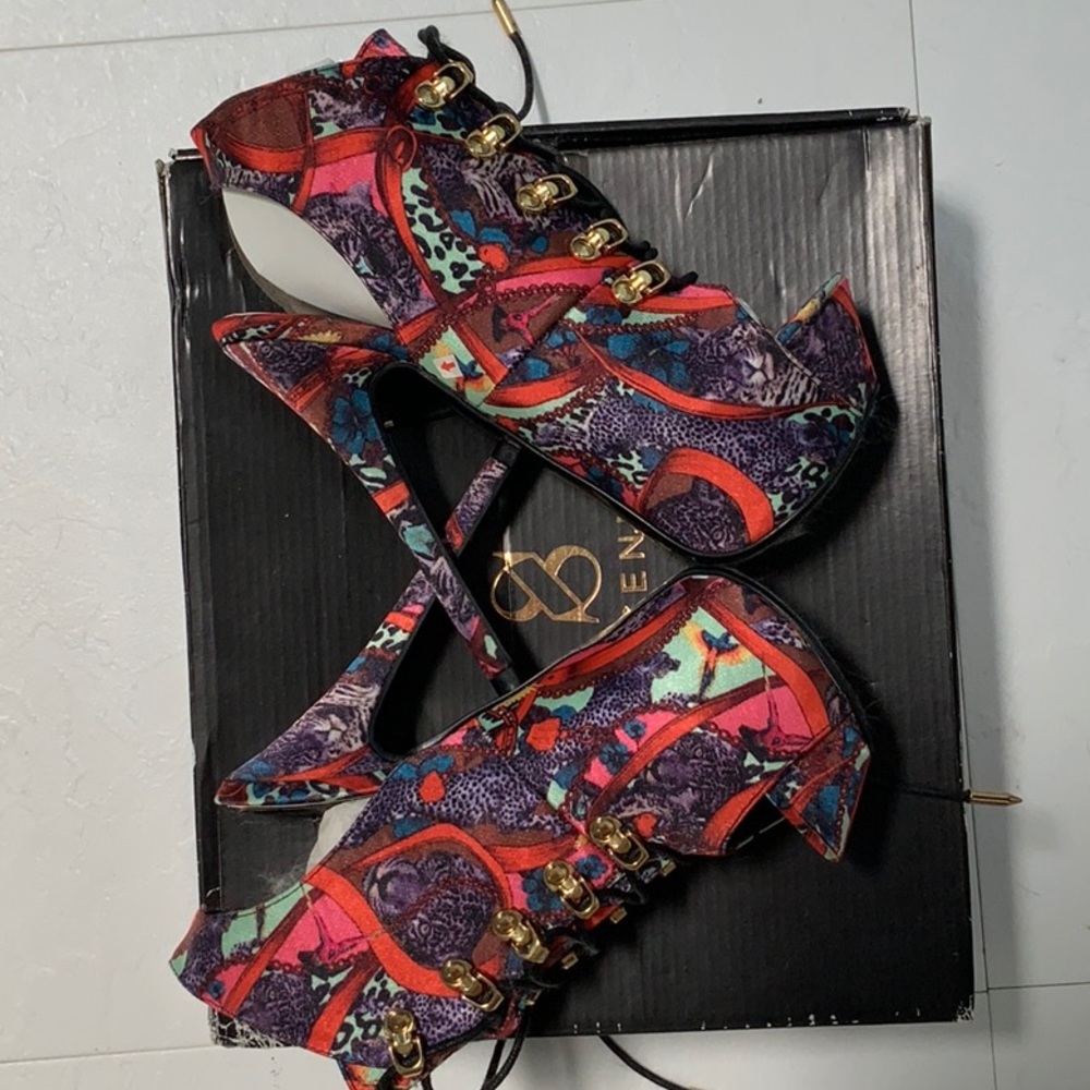 Scene. Size 6.5. Multi-color. - Picture 2 of 5